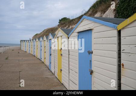 Reihe von Ferienstrandhütten in westgate-on-Sea, Südostküste, kent, großbritannien september 2022 Stockfoto