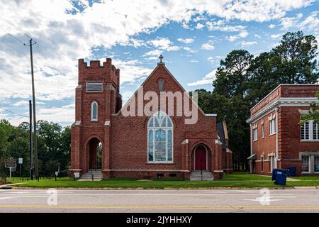 Union Springs, Alabama, USA - 6. September 2022: Das aktuelle Red Door Theatre befindet sich in der ehemaligen Trinity Episcopal Church, die 1909 erbaut wurde. Stockfoto