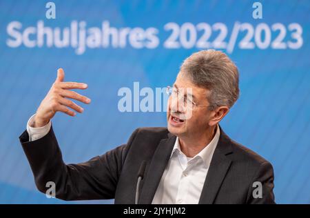 München, Deutschland. 08. September 2022. Michael Piazolo (Freie Wähler), Staatsminister für Bildung und Kultur, nimmt an einer Pressekonferenz zum Auftakt des neuen Schuljahres 2022/2023 Teil. Kredit: Peter Kneffel/dpa/Alamy Live Nachrichten Stockfoto