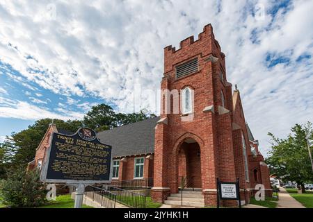 Union Springs, Alabama, USA - 6. September 2022: Historisches Informationsschild vor dem Red Door Theatre in der ehemaligen Trinity Episcopal Churc Stockfoto