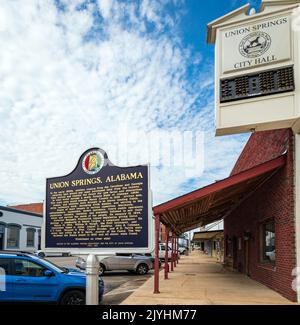 Union Springs, Alabama, USA - 6. September 2022: Historische Informationsmarkierung außerhalb des Rathauses in Union Springs. Stockfoto