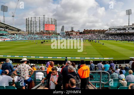 Fans kommen vor dem dritten LV= Insurance Test Day 1 von 5 England gegen Südafrika im Kia Oval, London, Großbritannien, 8.. September 2022 (Foto von Ben Whitley/News Images) Stockfoto