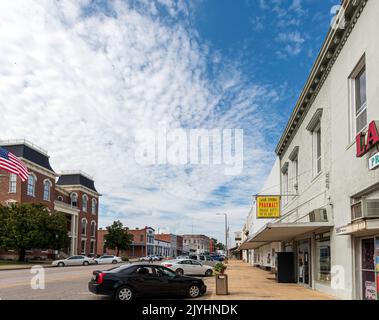 Union Springs, Alabama, USA - 6. Sept. 2022: Blick auf die N. Gepre Street im historischen Union Springs mit Apotheke auf der rechten Seite und Gerichtsgebäude auf der linken Seite Stockfoto