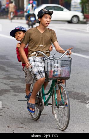 Junge Fahrradfahrer im Verkehr, Hai Phong, Vietnam Stockfoto