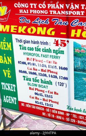 Informationsschild für Hai Phong zur Passagier- und Fahrzeugfähre Cat Ba, Hai Phong, Vietnam Stockfoto