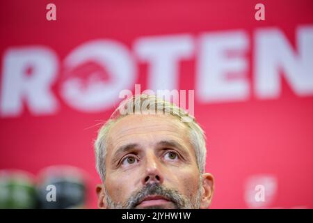 Leipzig, Deutschland. 08. September 2022. Fußball-Bundesliga: Marco Rose sitzt als neuer Trainer von RB Leipzig in der Pressekonferenz im Trainingszentrum. Kredit: Jan Woitas/dpa - WICHTIGER HINWEIS: Gemäß den Anforderungen der DFL Deutsche Fußball Liga und des DFB Deutscher Fußball-Bund ist es untersagt, im Stadion und/oder vom Spiel aufgenommene Fotos in Form von Sequenzbildern und/oder videoähnlichen Fotoserien zu verwenden oder zu verwenden./dpa/Alamy Live News Stockfoto