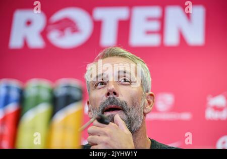 Leipzig, Deutschland. 08. September 2022. Fußball-Bundesliga: Marco Rose sitzt als neuer Trainer von RB Leipzig in der Pressekonferenz im Trainingszentrum. Kredit: Jan Woitas/dpa - WICHTIGER HINWEIS: Gemäß den Anforderungen der DFL Deutsche Fußball Liga und des DFB Deutscher Fußball-Bund ist es untersagt, im Stadion und/oder vom Spiel aufgenommene Fotos in Form von Sequenzbildern und/oder videoähnlichen Fotoserien zu verwenden oder zu verwenden./dpa/Alamy Live News Stockfoto