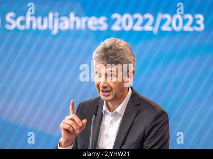 München, Deutschland. 08. September 2022. Michael Piazolo, Staatsminister für Bildung und Kultur (Freie Wähler), nimmt an einer Pressekonferenz zum Auftakt des neuen Schuljahres 2022/2023 Teil. Kredit: Peter Kneffel/dpa/Alamy Live Nachrichten Stockfoto