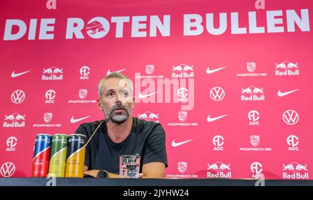 Leipzig, Deutschland. 08. September 2022. Fußball-Bundesliga: Marco Rose sitzt als neuer Trainer von RB Leipzig in der Pressekonferenz im Trainingszentrum. Kredit: Jan Woitas/dpa - WICHTIGER HINWEIS: Gemäß den Anforderungen der DFL Deutsche Fußball Liga und des DFB Deutscher Fußball-Bund ist es untersagt, im Stadion und/oder vom Spiel aufgenommene Fotos in Form von Sequenzbildern und/oder videoähnlichen Fotoserien zu verwenden oder zu verwenden./dpa/Alamy Live News Stockfoto