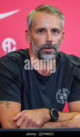 Leipzig, Deutschland. 08. September 2022. Fußball-Bundesliga: Marco Rose sitzt als neuer Trainer von RB Leipzig in der Pressekonferenz im Trainingszentrum. Kredit: Jan Woitas/dpa - WICHTIGER HINWEIS: Gemäß den Anforderungen der DFL Deutsche Fußball Liga und des DFB Deutscher Fußball-Bund ist es untersagt, im Stadion und/oder vom Spiel aufgenommene Fotos in Form von Sequenzbildern und/oder videoähnlichen Fotoserien zu verwenden oder zu verwenden./dpa/Alamy Live News Stockfoto