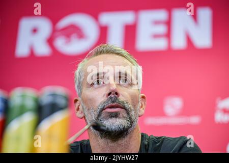 Leipzig, Deutschland. 08. September 2022. Fußball-Bundesliga: Marco Rose sitzt als neuer Trainer von RB Leipzig in der Pressekonferenz im Trainingszentrum. Kredit: Jan Woitas/dpa - WICHTIGER HINWEIS: Gemäß den Anforderungen der DFL Deutsche Fußball Liga und des DFB Deutscher Fußball-Bund ist es untersagt, im Stadion und/oder vom Spiel aufgenommene Fotos in Form von Sequenzbildern und/oder videoähnlichen Fotoserien zu verwenden oder zu verwenden./dpa/Alamy Live News Stockfoto