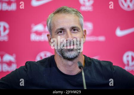 Leipzig, Deutschland. 08. September 2022. Fußball-Bundesliga: Marco Rose sitzt als neuer Trainer von RB Leipzig in der Pressekonferenz im Trainingszentrum. Kredit: Jan Woitas/dpa - WICHTIGER HINWEIS: Gemäß den Anforderungen der DFL Deutsche Fußball Liga und des DFB Deutscher Fußball-Bund ist es untersagt, im Stadion und/oder vom Spiel aufgenommene Fotos in Form von Sequenzbildern und/oder videoähnlichen Fotoserien zu verwenden oder zu verwenden./dpa/Alamy Live News Stockfoto