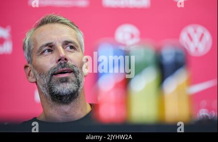 Leipzig, Deutschland. 08. September 2022. Fußball-Bundesliga: Marco Rose sitzt als neuer Trainer von RB Leipzig in der Pressekonferenz im Trainingszentrum. Kredit: Jan Woitas/dpa - WICHTIGER HINWEIS: Gemäß den Anforderungen der DFL Deutsche Fußball Liga und des DFB Deutscher Fußball-Bund ist es untersagt, im Stadion und/oder vom Spiel aufgenommene Fotos in Form von Sequenzbildern und/oder videoähnlichen Fotoserien zu verwenden oder zu verwenden./dpa/Alamy Live News Stockfoto