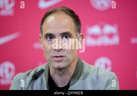 Leipzig, Deutschland. 08. September 2022. Fußball-Bundesliga: Oliver Mintzlaff, Geschäftsführer von RB Leipzig, sitzt bei der Pressekonferenz im Trainingszentrum. Kredit: Jan Woitas/dpa - WICHTIGER HINWEIS: Gemäß den Anforderungen der DFL Deutsche Fußball Liga und des DFB Deutscher Fußball-Bund ist es untersagt, im Stadion und/oder vom Spiel aufgenommene Fotos in Form von Sequenzbildern und/oder videoähnlichen Fotoserien zu verwenden oder zu verwenden./dpa/Alamy Live News Stockfoto