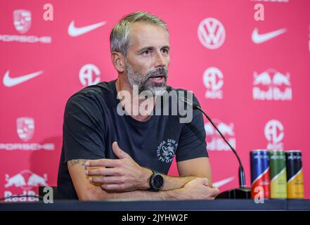 Leipzig, Deutschland. 08. September 2022. Fußball-Bundesliga: Marco Rose sitzt als neuer Trainer von RB Leipzig in der Pressekonferenz im Trainingszentrum. Kredit: Jan Woitas/dpa - WICHTIGER HINWEIS: Gemäß den Anforderungen der DFL Deutsche Fußball Liga und des DFB Deutscher Fußball-Bund ist es untersagt, im Stadion und/oder vom Spiel aufgenommene Fotos in Form von Sequenzbildern und/oder videoähnlichen Fotoserien zu verwenden oder zu verwenden./dpa/Alamy Live News Stockfoto