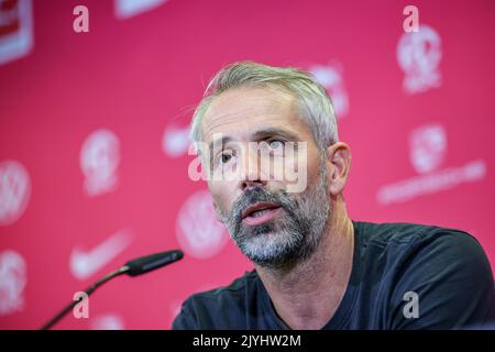 Leipzig, Deutschland. 08. September 2022. Fußball-Bundesliga: Marco Rose sitzt als neuer Trainer von RB Leipzig in der Pressekonferenz im Trainingszentrum. Kredit: Jan Woitas/dpa - WICHTIGER HINWEIS: Gemäß den Anforderungen der DFL Deutsche Fußball Liga und des DFB Deutscher Fußball-Bund ist es untersagt, im Stadion und/oder vom Spiel aufgenommene Fotos in Form von Sequenzbildern und/oder videoähnlichen Fotoserien zu verwenden oder zu verwenden./dpa/Alamy Live News Stockfoto