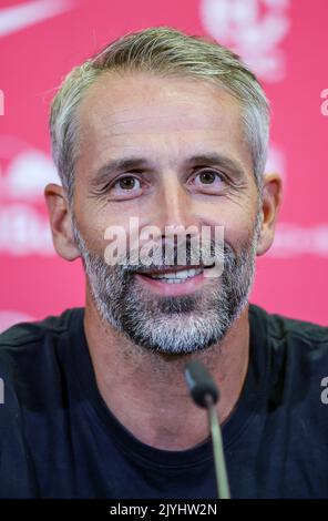 Leipzig, Deutschland. 08. September 2022. Fußball-Bundesliga: Marco Rose sitzt als neuer Trainer von RB Leipzig in der Pressekonferenz im Trainingszentrum. Kredit: Jan Woitas/dpa - WICHTIGER HINWEIS: Gemäß den Anforderungen der DFL Deutsche Fußball Liga und des DFB Deutscher Fußball-Bund ist es untersagt, im Stadion und/oder vom Spiel aufgenommene Fotos in Form von Sequenzbildern und/oder videoähnlichen Fotoserien zu verwenden oder zu verwenden./dpa/Alamy Live News Stockfoto