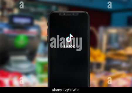 New York, USA - 1. September 2022: TIK Tok App auf dem Telefonbildschirm, illustrative Editorial Stockfoto