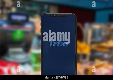 New York, USA - 1. September 2022: VRBO App auf dem Telefonbildschirm, illustrative Editorial Stockfoto