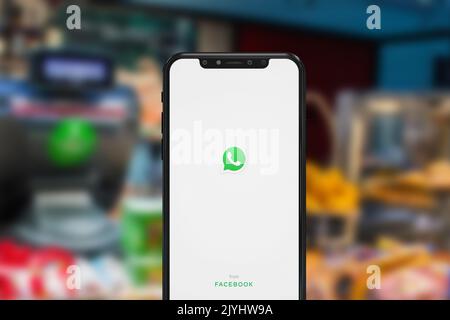 New York, USA - 1. September 2022: WhatsApp App auf dem Telefonbildschirm, illustrative Editorial Stockfoto