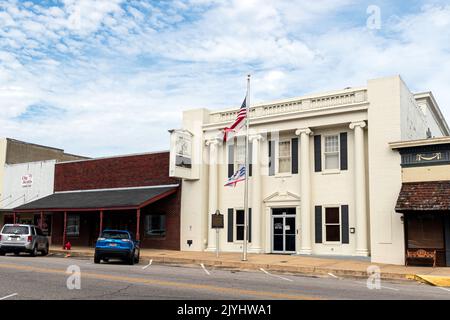 Union Springs, Alabama, USA - 6. September 2022: Das Gebäude, das derzeit das Rathaus beherbergt, war einst das Eley Opera House. Es wurde in eine Bank umgewandelt Stockfoto