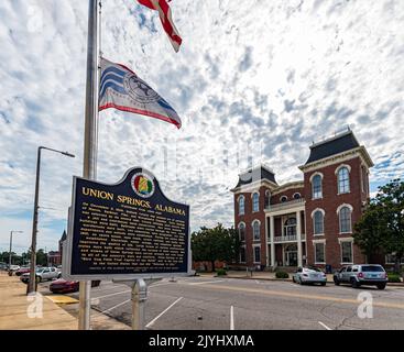 Union Springs, Alabama, USA - 6. September 2022: Rückseite der historischen Informationsmarkierung außerhalb des Rathauses mit dem Bullock County Courthouse Stockfoto