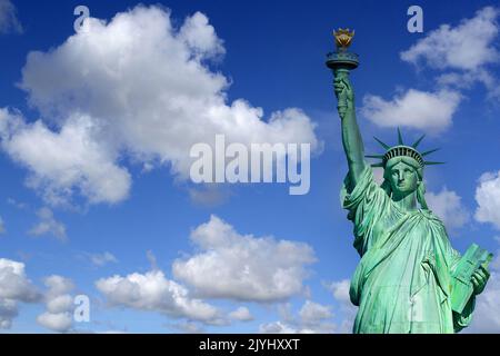 Freiheitsstatue vor bewölktem Himmel, USA, New York (Bundesstaat), Manhattan Stockfoto