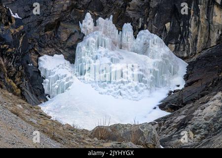 Gefrorener Teil eines Wasserfalls im Valsavarenche-Tal, Italien, Gran Paradiso Nationalpark Stockfoto