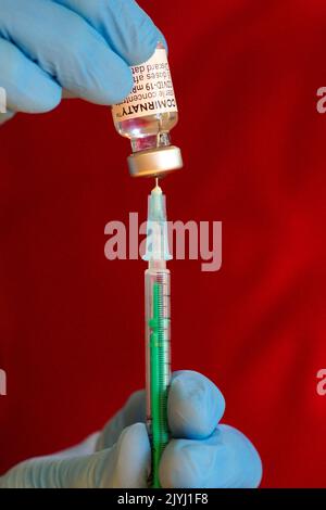 Injektion mit Corona Vaccine Comirnaty von Biotex Pfizer Stockfoto