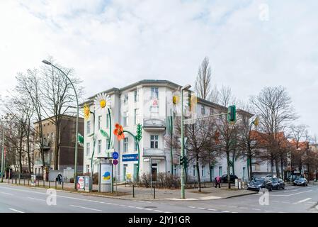 Berlin, Deutschland. 2018, februar 18, florale Dekoration an der Fassade eines Mehrfamilienhauses in treptow Stockfoto