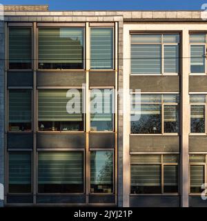 Wohnhaus aus den 70er Jahren im Zentrum von Utrecht, Niederlande. Stockfoto