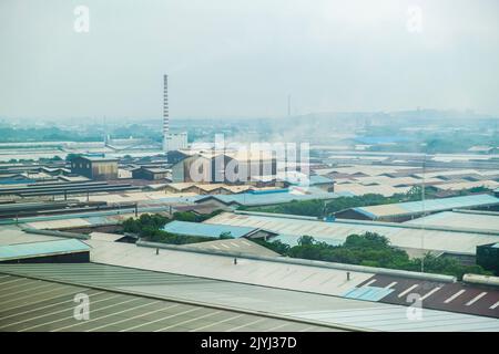 Glasfabrik. Draufsicht auf die Stapel von zerkleinertem Glas auf dem Gelände der Glasfabrik. Glasherstellung. Fabrik, Industrie. Jakarta, Indonesien Stockfoto