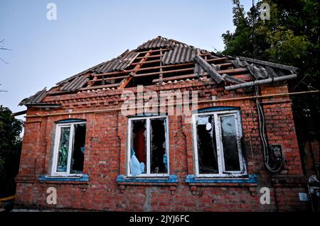 MALA TOKMACHKA, UKRAINE - 7. SEPTEMBER 2022 - der Schaden, der durch den Beschuss russischer Truppen an einem Haus verursacht wurde, ist im Dorf Mala Tokmachka, Zaporizh, abgebildet Stockfoto