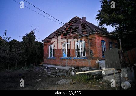 MALA TOKMACHKA, UKRAINE - 7. SEPTEMBER 2022 - der Schaden, der durch den Beschuss russischer Truppen an einem Haus verursacht wurde, ist im Dorf Mala Tokmachka, Zaporizh, abgebildet Stockfoto