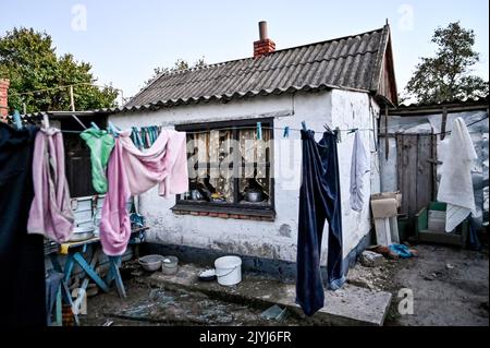 MALA TOKMACHKA, UKRAINE - 7. SEPTEMBER 2022 - der Schaden, der durch den Beschuss russischer Truppen an einem Haus verursacht wurde, ist im Dorf Mala Tokmachka, Zaporizh, abgebildet Stockfoto