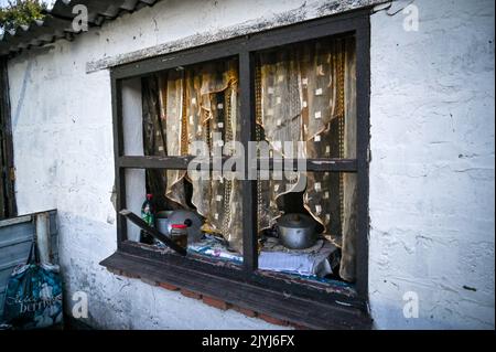 MALA TOKMACHKA, UKRAINE - 7. SEPTEMBER 2022 - nach dem Beschuss russischer Truppen im Dorf Mala Tokmachka, Zaporizhz, sind zerschmetterte Fensterscheiben abgebildet Stockfoto