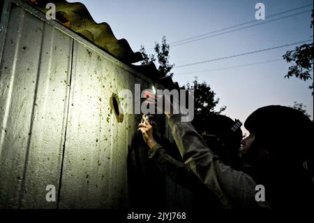 MALA TOKMACHKA, UKRAINE - 7. SEPTEMBER 2022 - Journalisten fotografieren Schrapnelllöcher nach dem Beschuss russischer Truppen im Dorf Mala Tokmachka Stockfoto