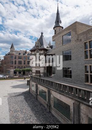 Antwerpen, Belgien, 2. Juli 2022, die Seite des alten und neuen Gebäudes von Het Steen in Antwerpen Stockfoto