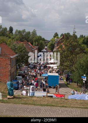 Doel, Belgien, 21. August 2022, viele Menschen auf den Straßen des Polderdorfes Doel anlässlich eines Flohmarktes und Kunsthandwerksmarktes Stockfoto