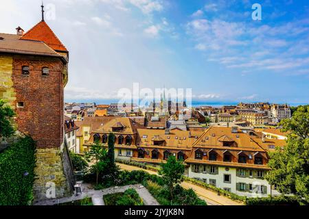 Panoramablick auf Lausanne und den Genfer See, Hauptstadt des Kantons Waadt, Schweiz. Hier befindet sich das Hauptquartier des Internationalen Olympischen Komitees, ein Stockfoto