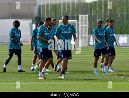 Leonardo Bonucci vom FC Juventus und Mattia De Sciglio vom FC Juventus während der Trainingseinheit am 05. September 2022 im JTC in Turin, Italien Stockfoto