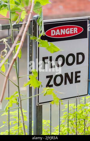 Ein Schild mit der Überschwemmungszone neben dem 1891 erbauten Hawthorne Canal, der über den Parramatta River in Australien in den Hafen von Sydney mündet Stockfoto