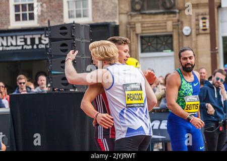 Jonnie Pfacock und die anderen Sprinter am Ende ihres Rennens bei den Great North City Games, die in der High Street, Stockton on Tees, Großbritannien, ausgetragen wurden Stockfoto