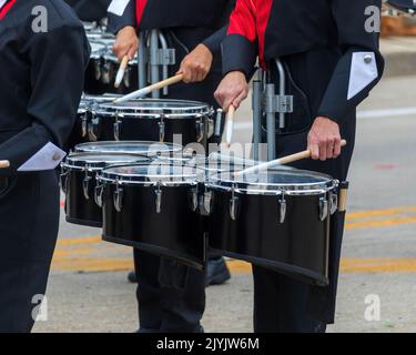 Snare-Abschnitt einer Trommelschnur mit Marschkapelle, die sich für eine Parade aufwärmen Stockfoto