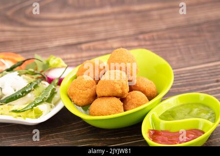 Indian Delhi Street Chaat Food Ram Laddu Pakode Oder Raam Ladoo Pakore Wird Aus Moong Dal, Yellow Mung Linsen, Chana Daal. Serviert Mit Weißem Radish Stockfoto