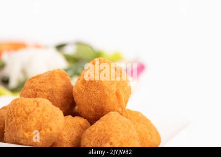 Indian Delhi Street Chaat Food Ram Laddu Pakode Oder Raam Ladoo Pakore Wird Aus Moong Dal, Yellow Mung Linsen, Chana Daal. Serviert Mit Weißem Radish Stockfoto