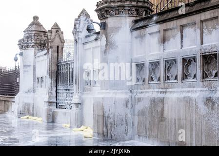 Animal Rebellion Demonstranten sprühten eine Wand des Palace of Westminster mit weißer Farbe und blockierten die Straße draußen. Flüssigkeitskontrolle Stockfoto