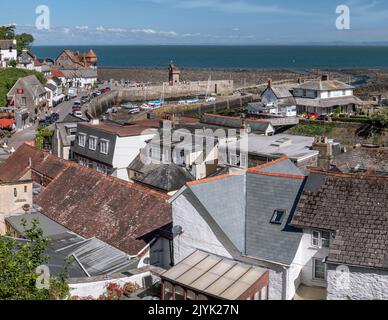 Das malerische Küstendorf Lynmouth in North Devon liegt am Zusammenfluss der Flüsse East und West Lyn und ist 210 Meter mit Lynton verbunden Stockfoto