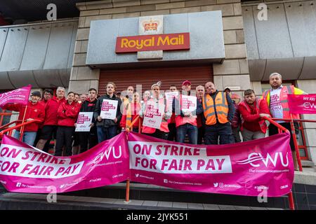 Belfast, Großbritannien. 08. September 2022. 8.. September 2022:CWU-Mitglied streikt im Royal Mail Head Office im Tomb Street Depot in Belfast Credit: Bonzo/Alamy Live News Stockfoto