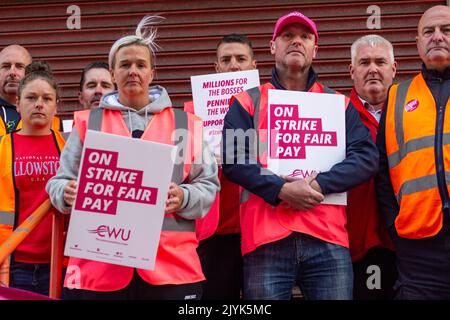 Belfast, Großbritannien. 08. September 2022. 8.. September 2022:CWU-Mitglied streikt im Royal Mail Head Office im Tomb Street Depot in Belfast Credit: Bonzo/Alamy Live News Stockfoto